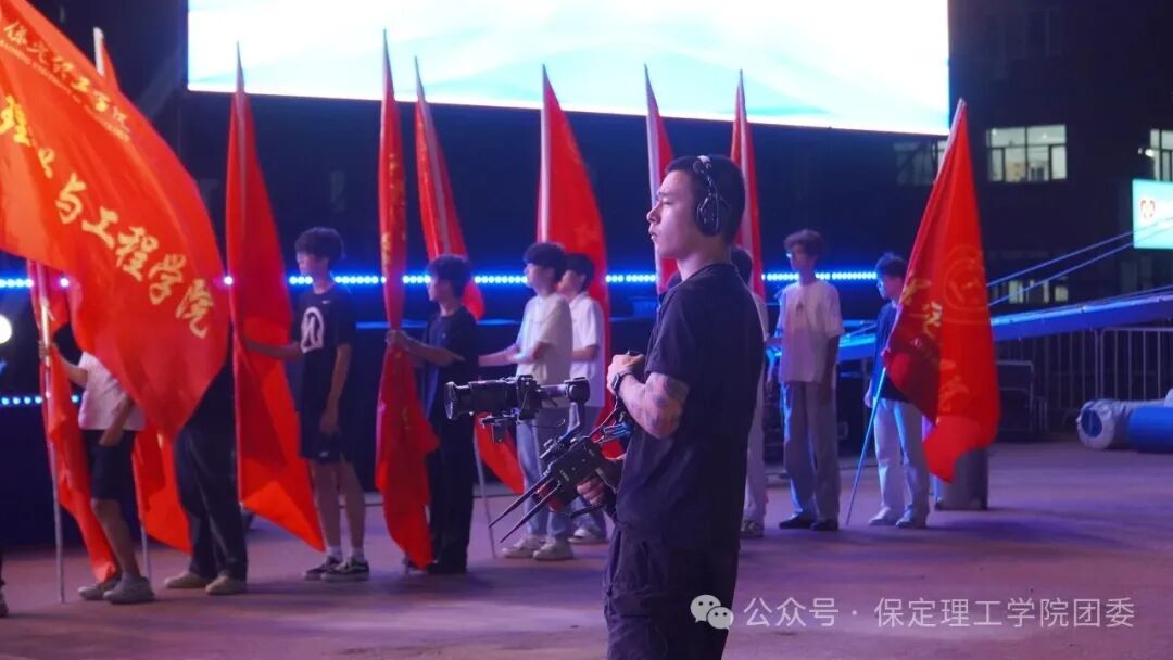 致敬幕后微光——聚光灯之外!是他们托举起整场青春盛典