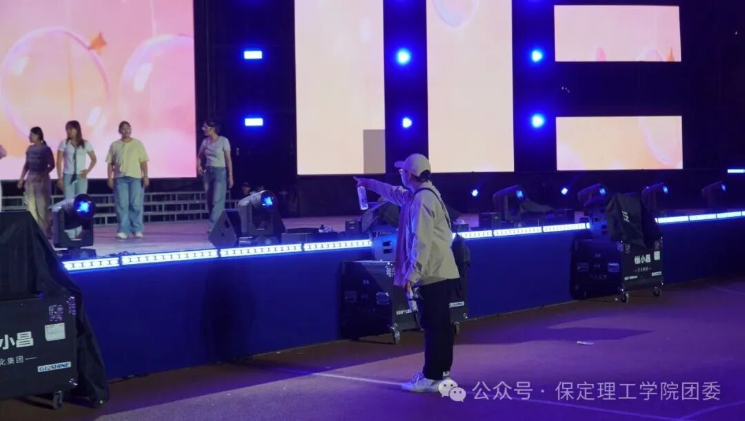 致敬幕后微光——聚光灯之外!是他们托举起整场青春盛典
