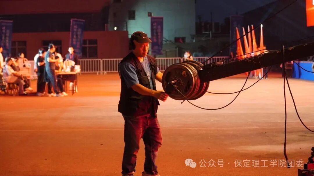 致敬幕后微光——聚光灯之外!是他们托举起整场青春盛典