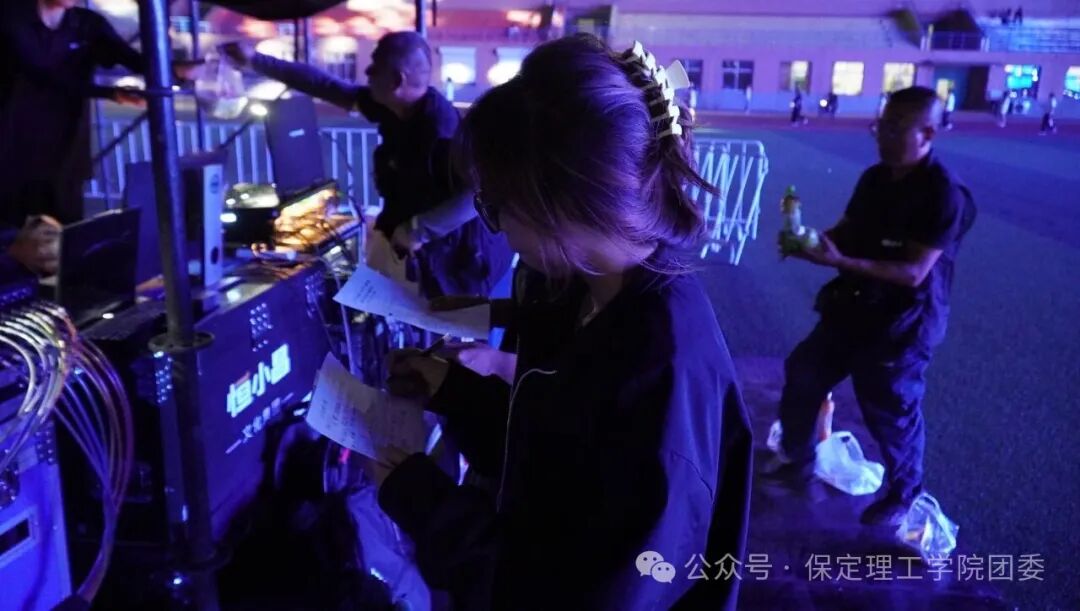 致敬幕后微光——聚光灯之外!是他们托举起整场青春盛典