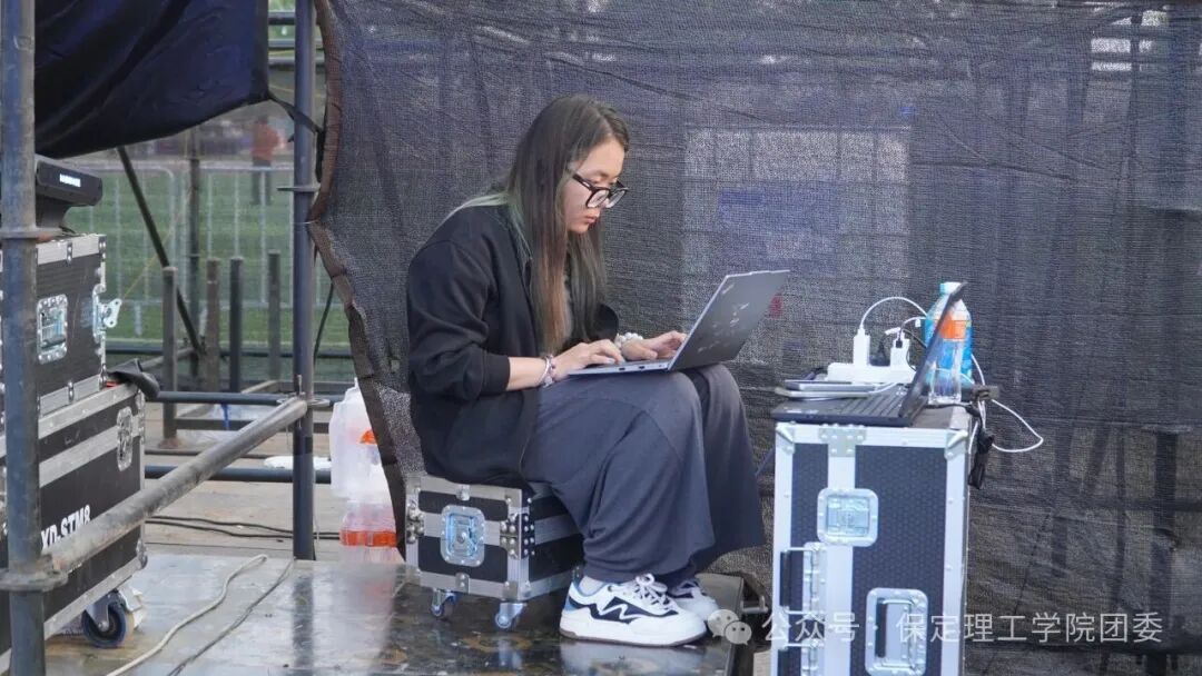 致敬幕后微光——聚光灯之外!是他们托举起整场青春盛典
