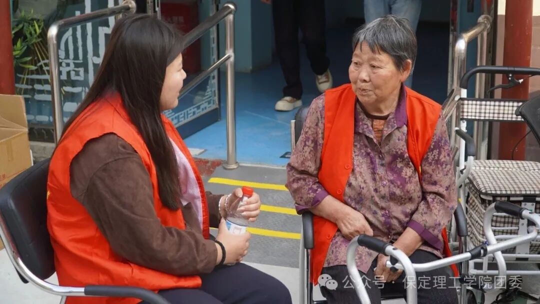 保定理工学院青年志愿者中心开展敬老公益志愿服务活动