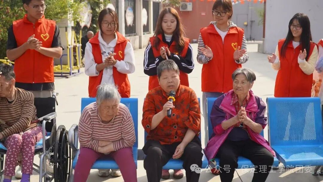 保定理工学院青年志愿者中心开展敬老公益志愿服务活动