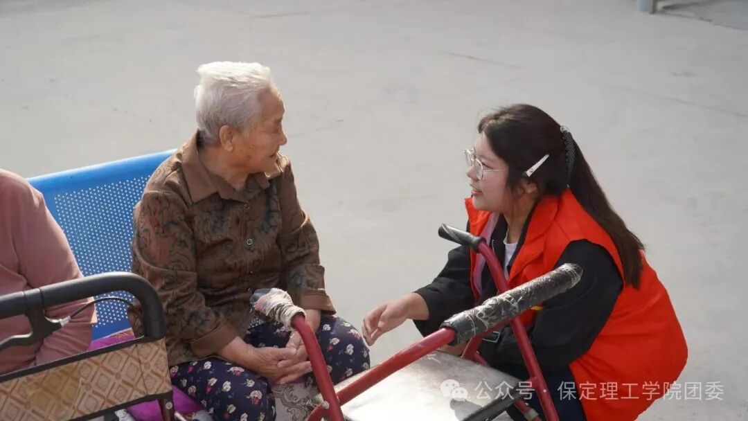保定理工学院青年志愿者中心开展敬老公益志愿服务活动